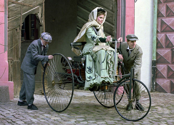 Benz Patent-Motorwagen, rekonstrukcja początku podróży Berthy Benz wraz z synami w 1888 roku Benz Patent-Motorwagen, rekonstrukcja początku podróży Berthy Benz wraz z synami w 1888 roku