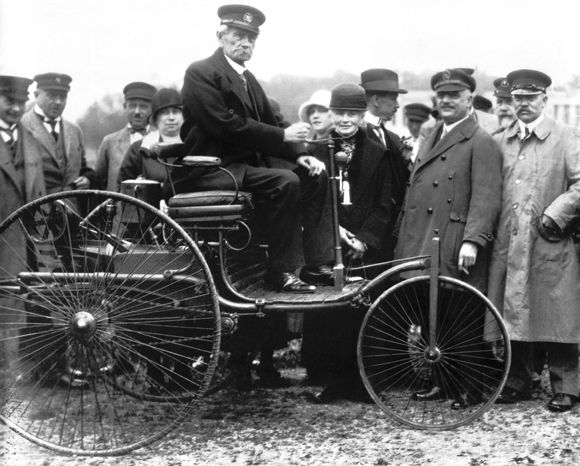 Benz Patent-Motorwagen Model I z 1886 roku w Monachium w 1925 roku, za kierownicą Carl Benz Benz Patent-Motorwagen Model I z 1886 roku w Monachium w 1925 roku, za kierownicą Carl Benz